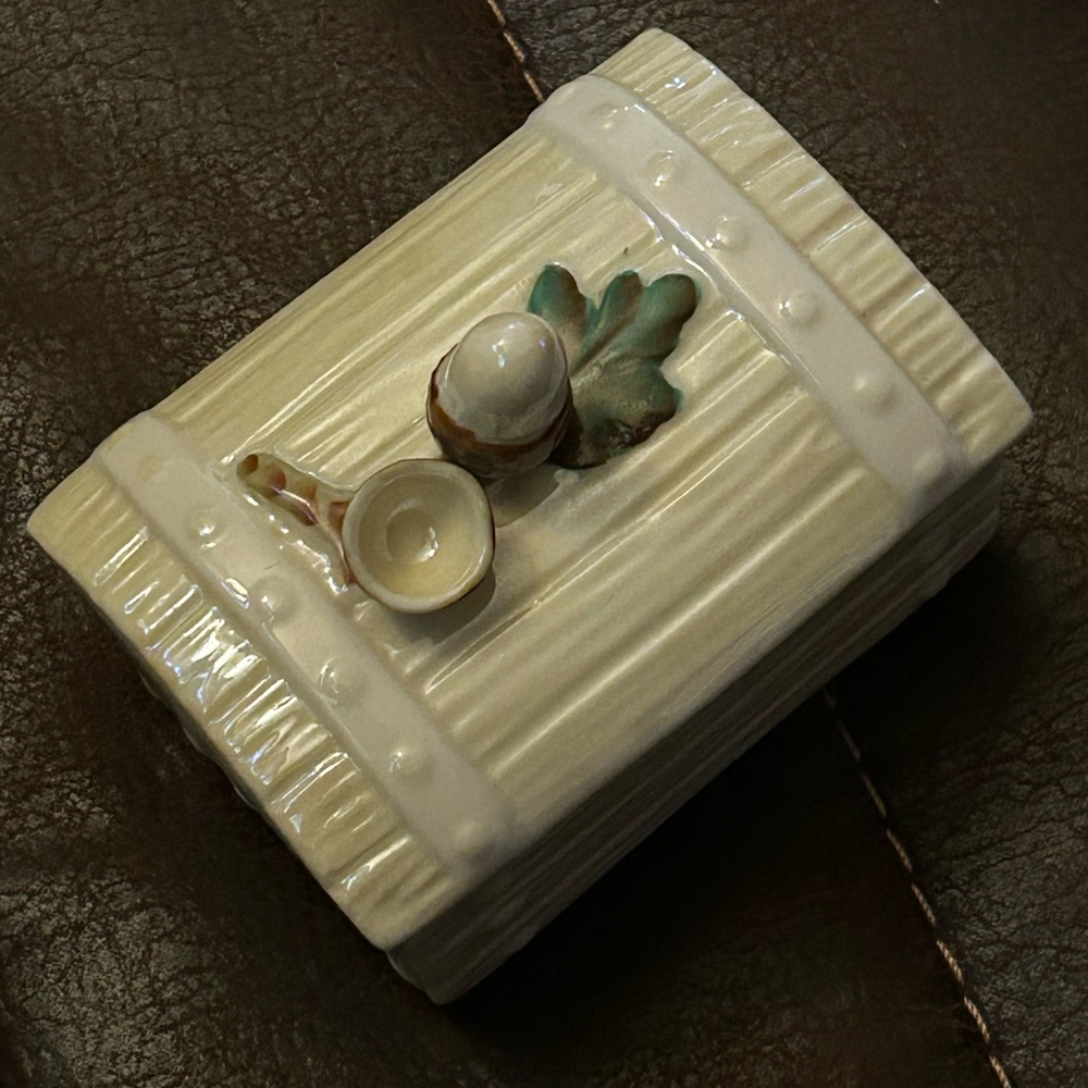 Vintage Belleek Acorn Lidded Box - Picture 5 of 15